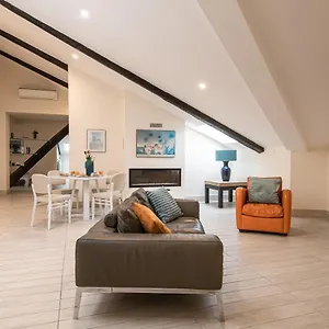 Les Maisons Apartment